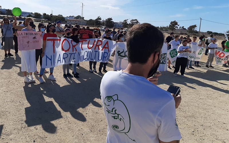 Protesta antitaurina ante la celebración de becerradas en Chiclana, pese a presumir de ciudad ‘Amiga de los Animales’ y ‘de la Infancia’