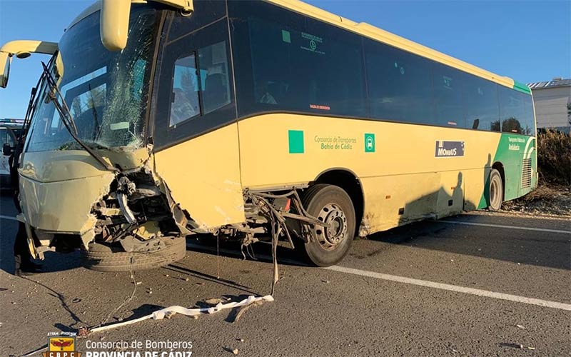 Un fallecido tras chocar un autobús y dos turismos en la A-2003