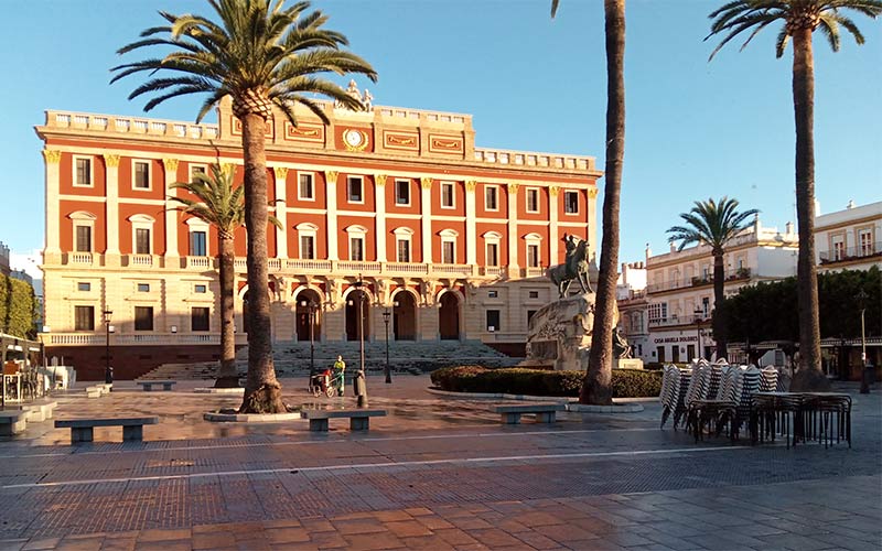 El monumento a Varela seguirá una Navidad más presidiendo la plaza del Rey: se consensúa con hosteleros y comerciantes aplazar la obra