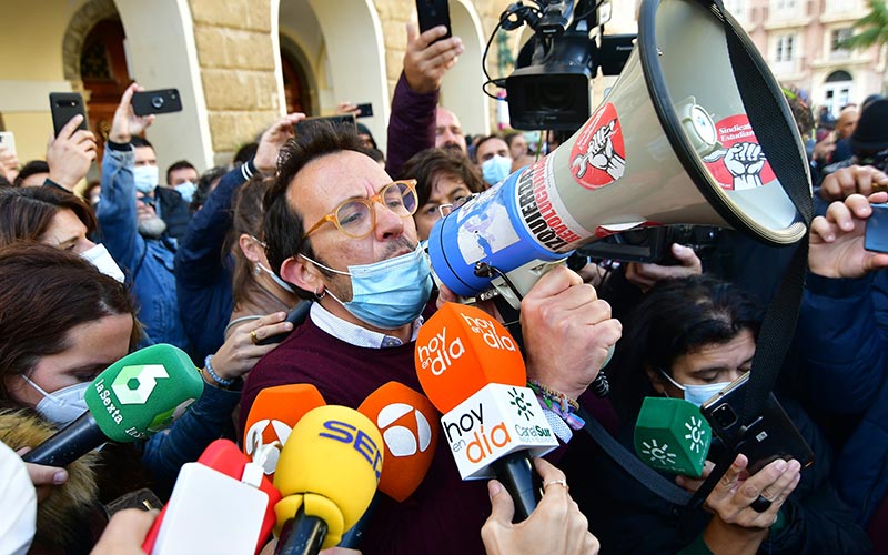 La patronal interpreta que la “radicalidad” del alcalde de Cádiz “no ayuda a la llegada de inversiones y faena para nuestras industrias”