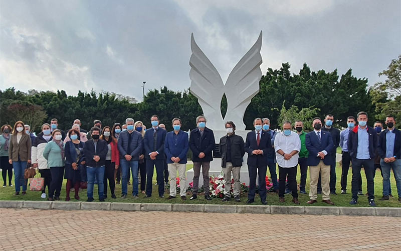 Dos alas que se alzan al cielo en el Mancomunado como monumento en memoria de los fallecidos durante la pandemia del coronavirus
