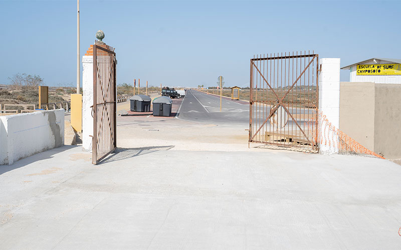 Rematada la “gran transformación” de la playa de Camposoto con el arreglo y mejora de la entrada al aparcamiento del último acceso