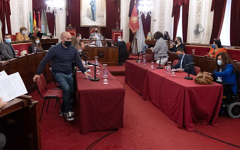 El callejero de Cádiz ya es un poco menos franquista y más feminista; el PP abandona el pleno para no votar “cosas que a nadie le importa”