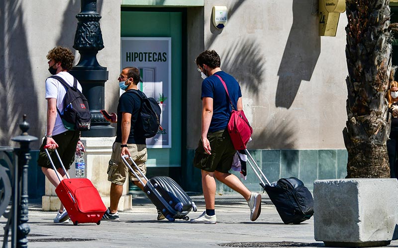 Cádiz ‘apuesta’ por ser “de su gente y para su gente” y aprueba regular las viviendas y pisos turísticos; “un balón de oxígeno que llega tarde”