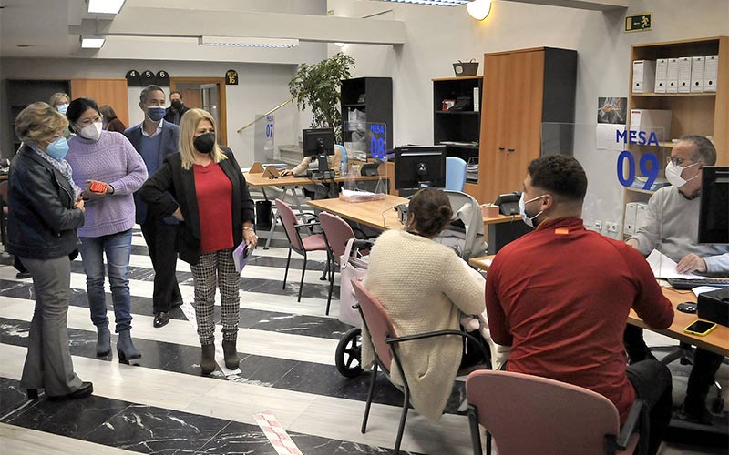 La remozada Oficina de Atención a la Ciudadanía del Ayuntamiento de Jerez se dota de una ventanilla para urgencias y de ludoteca infantil