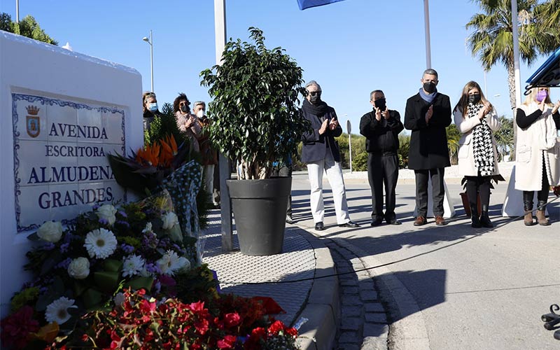 Rota ‘despide’ a Almudena Grandes, “una gaditana más, una roteña”