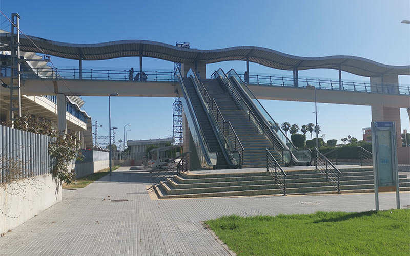 Renfe adjudica al fin la obra de renovación de escaleras mecánicas y ascensores de la estación de Bahía Sur para “mejorar la accesibilidad”