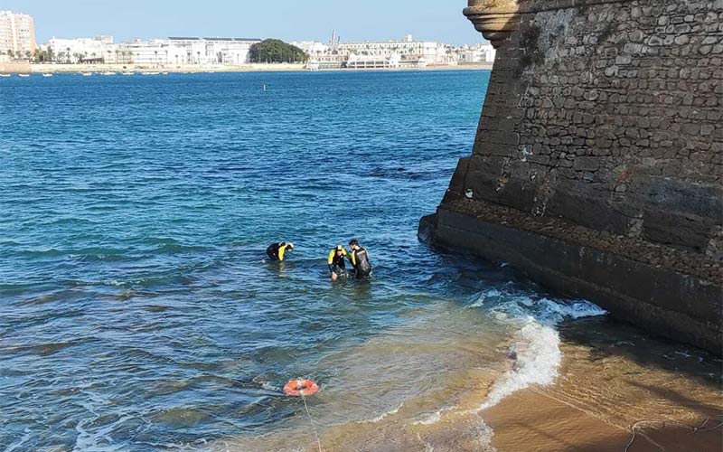 Cae al mar en la zona del Castillo de San Sebastián y es rescatado por los Bomberos ya sin vida