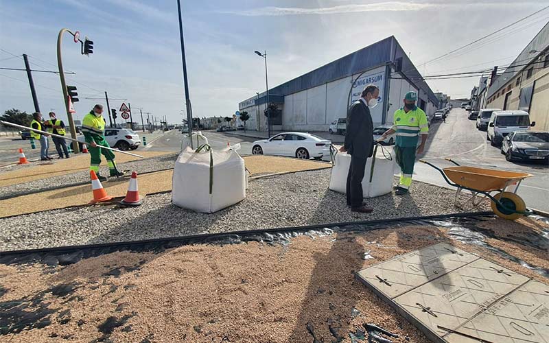 Las rotondas e isletas a lo largo del recorrido del tranvía por Chiclana se embellecerán y se dotarán de “identidad propia fácil de recordar”