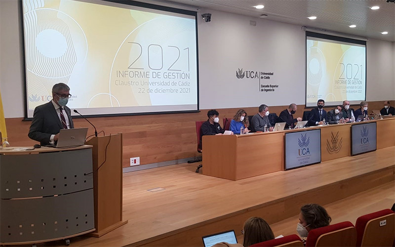 Refrendada la investidura de la escritora Almudena Grandes y de la científica Laura Lechuga como doctoras Honoris Causa de la UCA