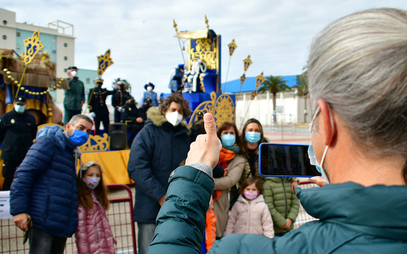 La cabalgata de los Reyes Magos de la ciudad de Cádiz mantiene su formato tradicional, por la avenida, con precauciones frente al Covid
