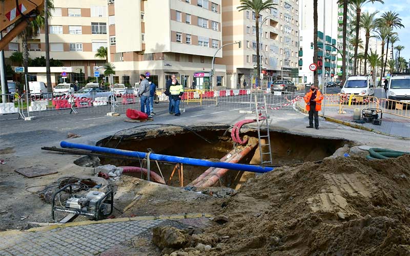 Se complica el arreglo del socavón de la avenida principal de Cádiz, ahora más grande tras la rotura de un tubo de abastecimiento de agua