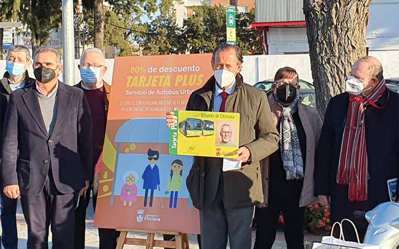 Todos los mayores de 65 años y personas con discapacidad de Chiclana pueden subirse al autobús urbano con un descuento del 80%