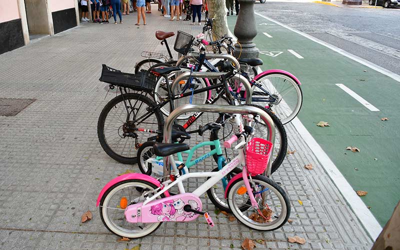 Seis colegios gaditanos participan este trimestre en una iniciativa piloto que persigue “educar y familiarizar” a los niños con la bicicleta