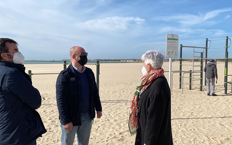 Habilitado un nuevo circuito de calistenia, en la playa de Valdelagrana