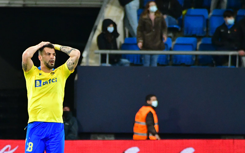 Baile de emociones para el cadismo en un empate justo pero doloroso ante el Espanyol: indignación, resignación, remontada, euforia y bajón