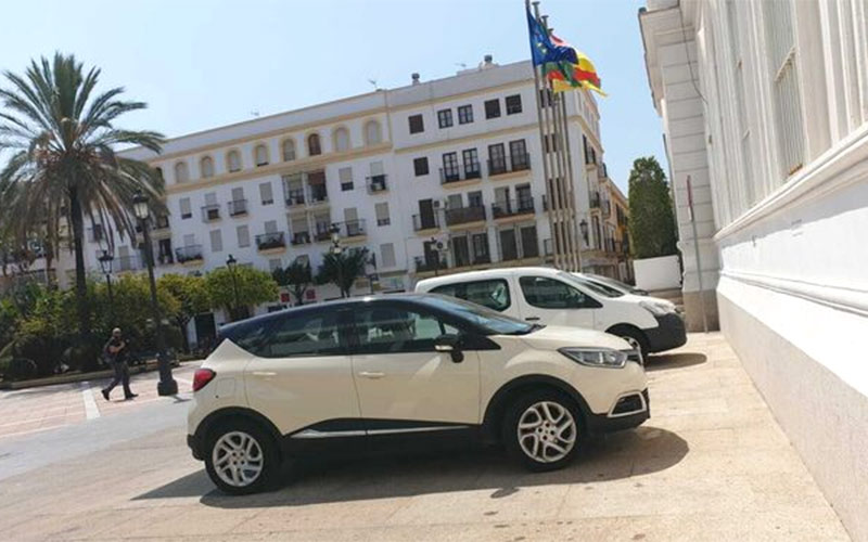 Vehículos municipales en El Puerto “llevan dos meses sin seguro”; el Ayuntamiento acusa a la aseguradora de “abandono improcedente”