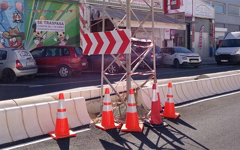 La remodelación de la calle Ferrocarril no se puede rematar por la “indolencia” de Endesa que sigue sin retirar las torres de electricidad