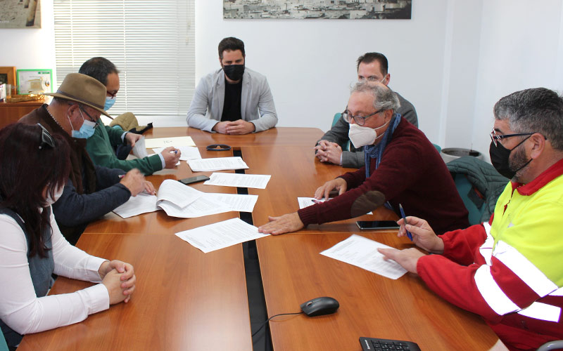 Los trabajadores de la contrata que limpia las playas de Chiclana firman su primer convenio con mejoras para la plantilla y la ciudadanía