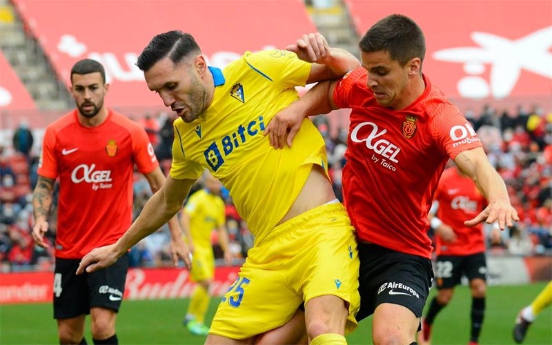 Dos penaltis “de risa” en Son Moix; el Cádiz huele raro