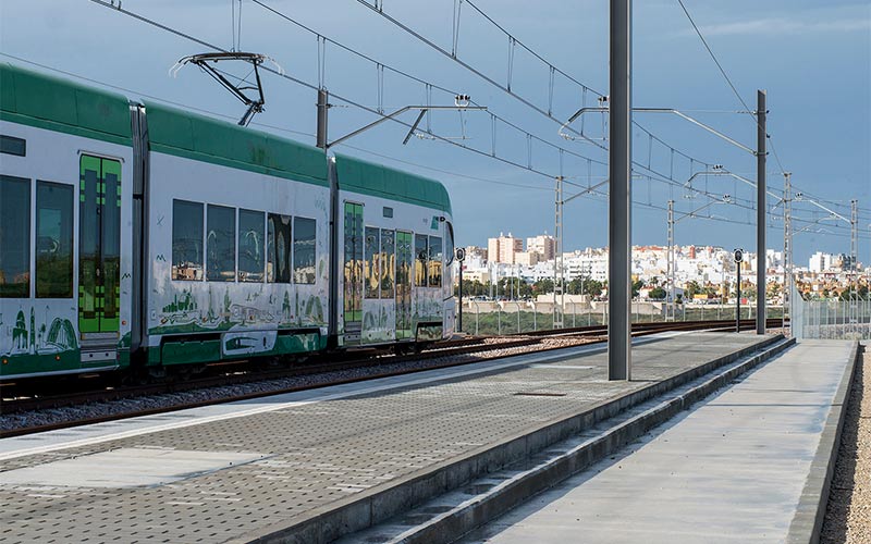 Una única oferta para acometer la obra de la pasarela que conectará la aislada parada del tranvía de Tres Caminos con el polígono industrial