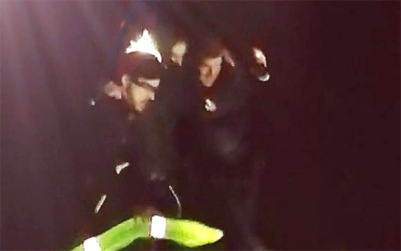 Complicado rescate de madrugada entre las piedras de La Caleta mientras subía la marea