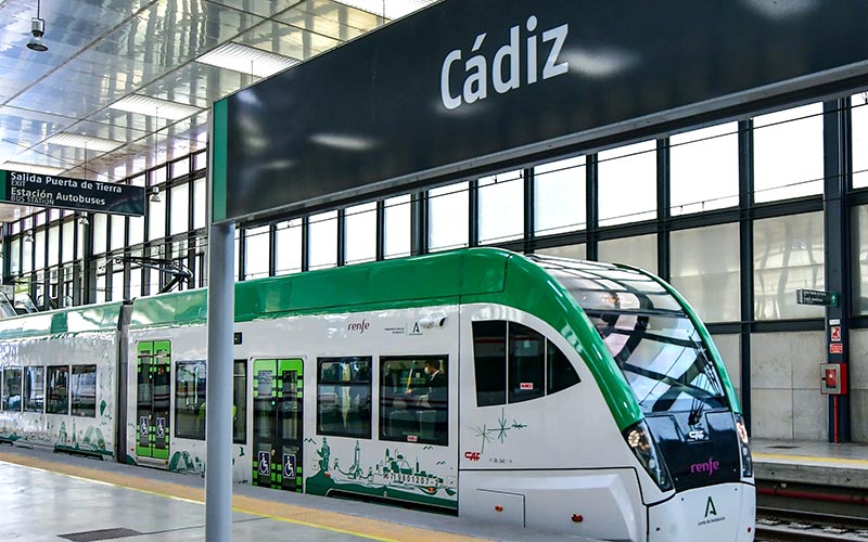 El tranvía de la Bahía llega por primera vez a la estación de la capital, en pruebas; “hito histórico” deslucido por la “deslealtad institucional”
