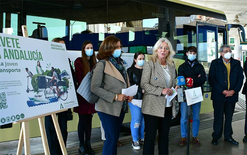 Apenas 5.700 jóvenes gaditanos de los 400.000 beneficiarios posibles se han sacado de momento la nueva tarjeta de transporte de la Junta