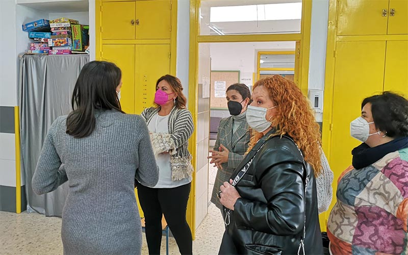 La alcaldesa se suma a la campaña que reclama comedores escolares “en condiciones” para los colegios Elvira Lindo y Arquitecto Leoz