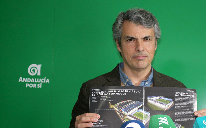 Romero (AxSí) saca del cajón la promesa del PSOE de “remodelación integral” del estadio de Bahía Sur: “vendió humo a la afición azulina”
