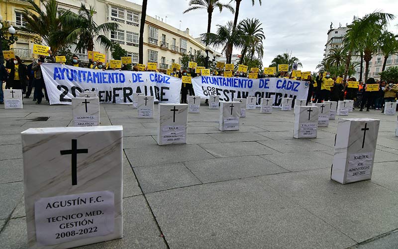 Un entierro-protesta de 200 trabajadores municipales en abuso de temporalidad para recordar su incierto futuro al alcalde de Cádiz