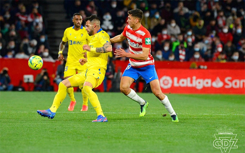 Un Cádiz incapaz frente a diez en la final de Los Cármenes