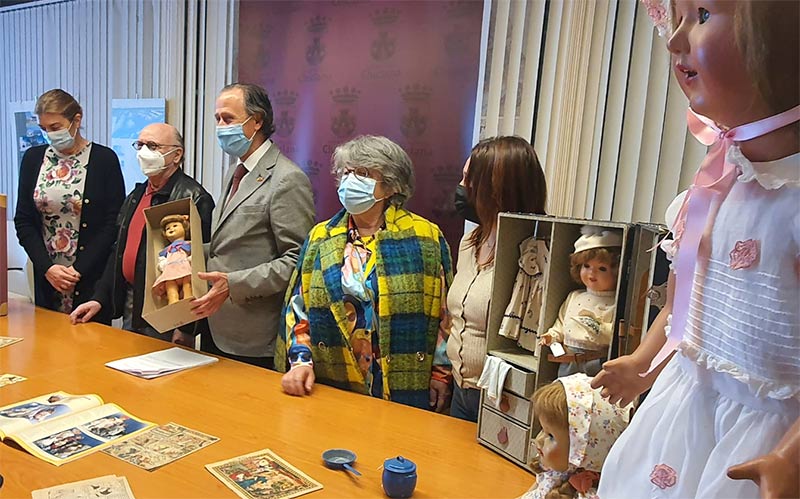 Roberto y María donan a Chiclana su colección de muñecas única