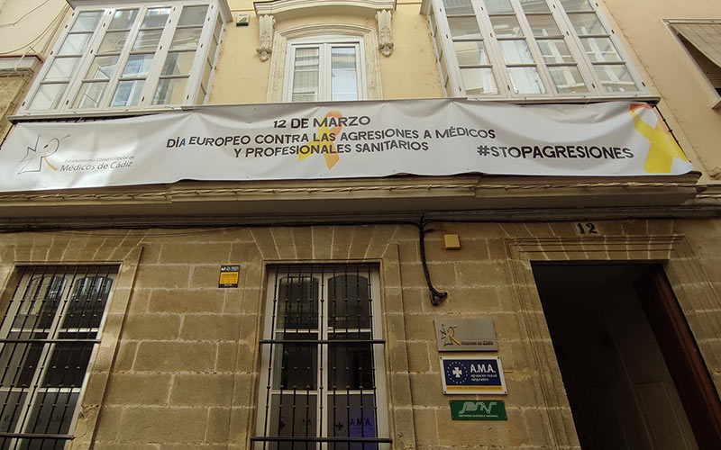 “El espejismo de los aplausos”: 40 agresiones a médicos en 2021 en Cádiz, aunque el Colegio sabe que “muchas más” ni se denuncian