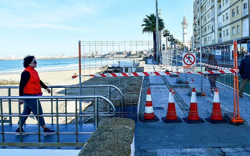 Más barandilla acristalada para el paseo marítimo de Cádiz