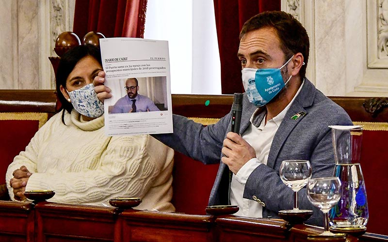 El Ayuntamiento de Cádiz aprueba sus cuentas de 2022 con la “oposición responsable” del PSOE y el “no a todo” de las derechas