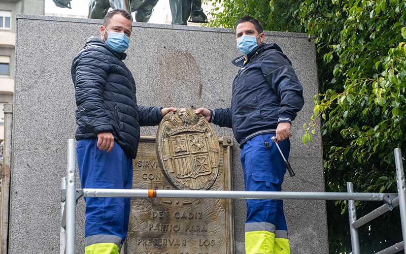 La estatua ecuestre en Cádiz en honor al libertador José de San Martín se ‘libra’ del aguilucho franquista en el Día de la Memoria en Argentina