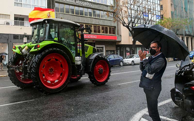 Empresarios alertan de la “situación insostenible” de empresas gaditanas, mientras transportistas en paro “marchan” por la Bahía
