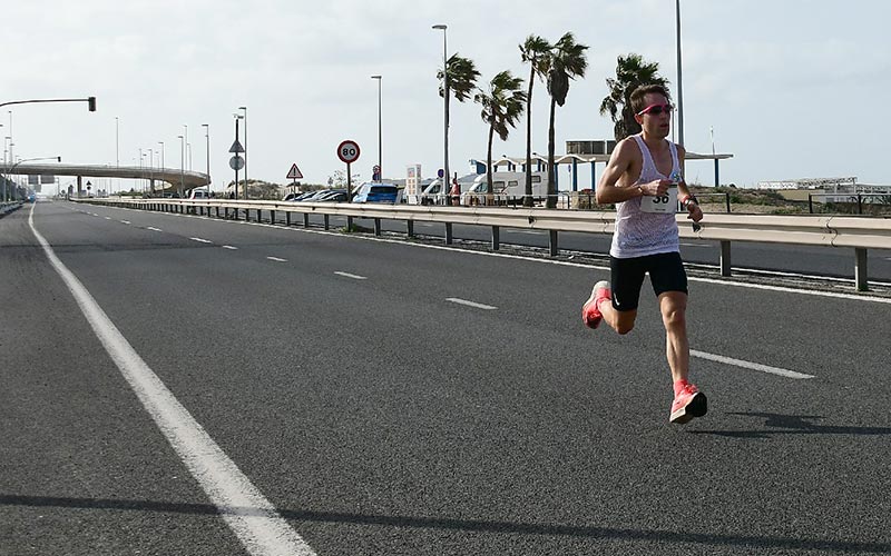 Luis Figueroa y Zhor El Amrani ganan la Media Maratón Bahía de Cádiz