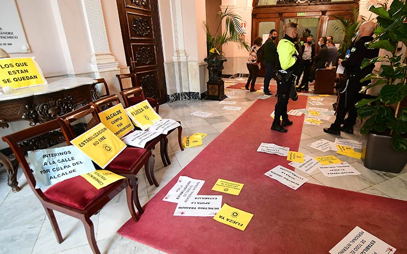 “No es de izquierdas”: exigen la dimisión de Quirós tras la última protesta de interinos municipales “reprimida” por la Policía Local
