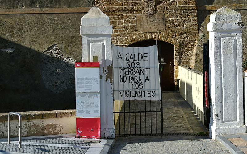 Vigilantes de Mersant en dependencias municipales de Cádiz reciben del Ayuntamiento tres de las nóminas adeudadas por la empresa