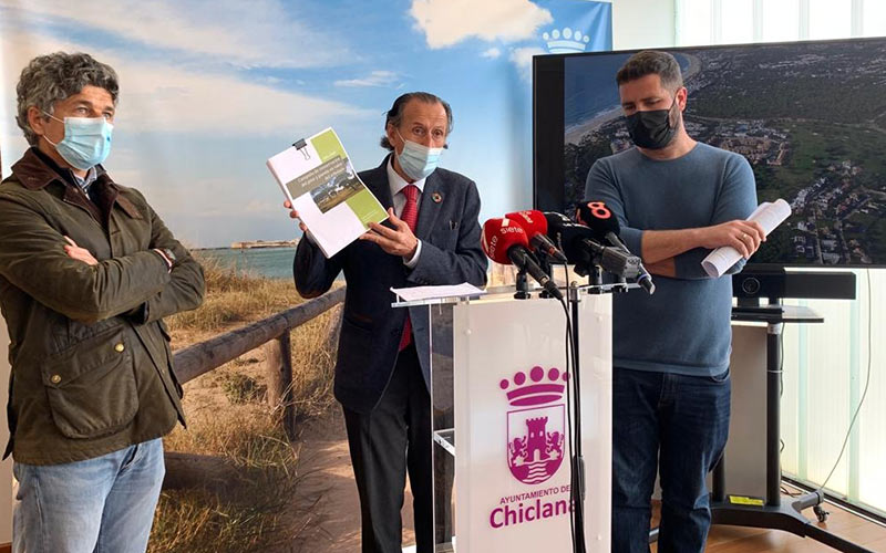 Llamada de atención a propietarios de parcelas en Chiclana con pinos piñoneros para evitar “podas salvajes y en épocas no convenientes”