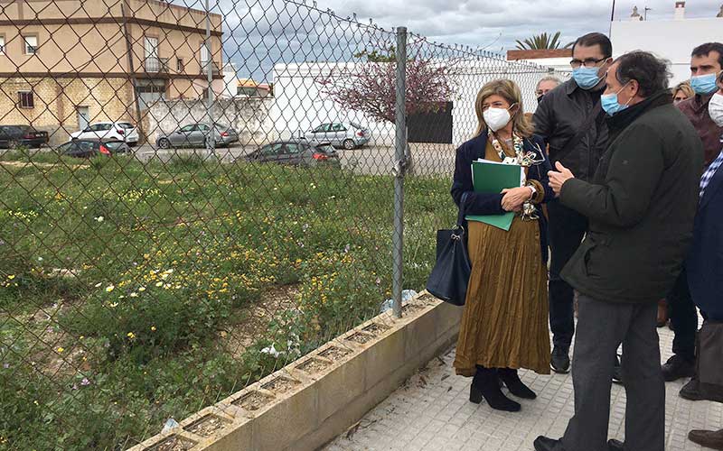 Técnicos del SAS supervisan el solar ofrecido para el demandado centro de salud de La Cucarela para analizar si es “el más adecuado”