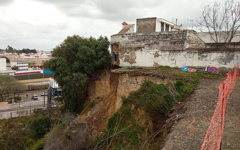 Se derrumba de forma parcial el talud de Reyes Católicos