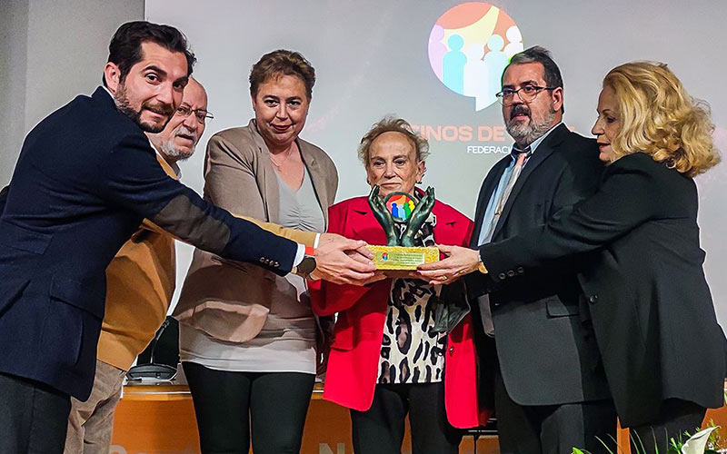 La federación de vecinos reconoce a Manoli Molina, presidenta de la AVV Bahía Gaditana: “tiene su alma colmada de medallas”