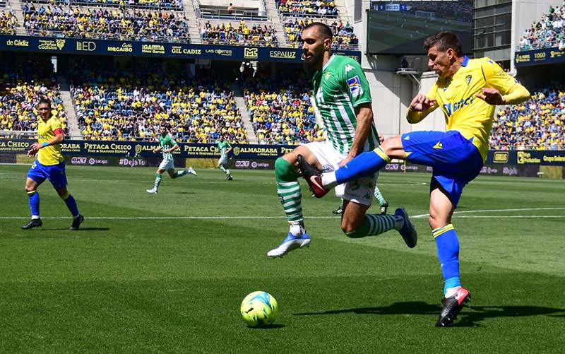 El Betis se lleva un intenso derbi que tuvo muy cerca el Cádiz