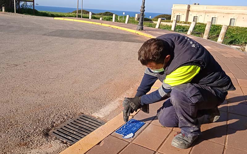 Más placas para imbornales de Chiclana advirtiendo que ‘El mar empieza aquí’