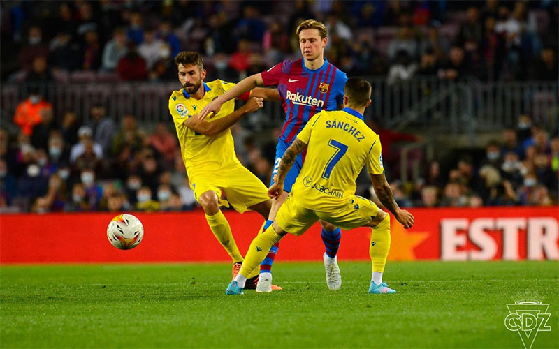 Históricos tres puntazos en el Camp Nou para un Cádiz espectacular