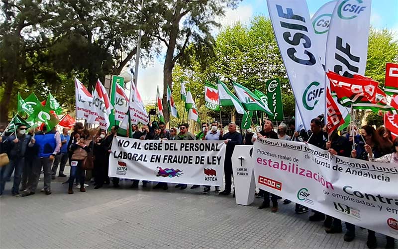 Sindicatos protestan unidos ante la delegación del Gobierno andaluz en Cádiz contra el “cese indiscriminado” de interinos de la Junta