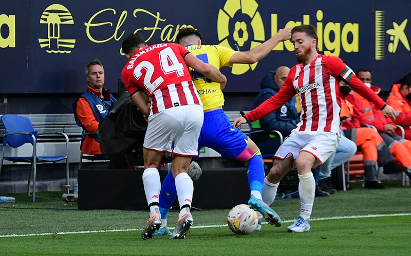 El vendaval amarillo de la segunda mitad ilusiona pero no basta para puntuar tras los tres zarpazos de un Athletic eficaz en la primera